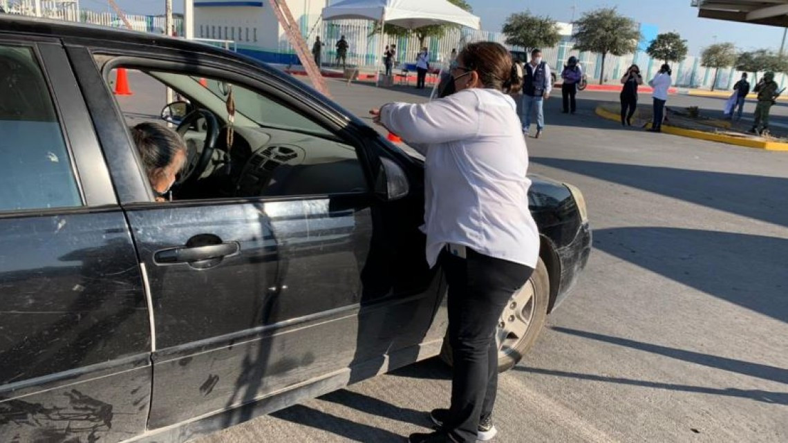Inicia vacunación en Drive Thrue con largas filas