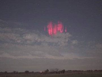Luces rojas se crean durante tormenta eléctrica