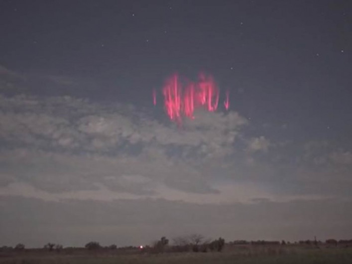 Luces rojas se crean durante tormenta eléctrica