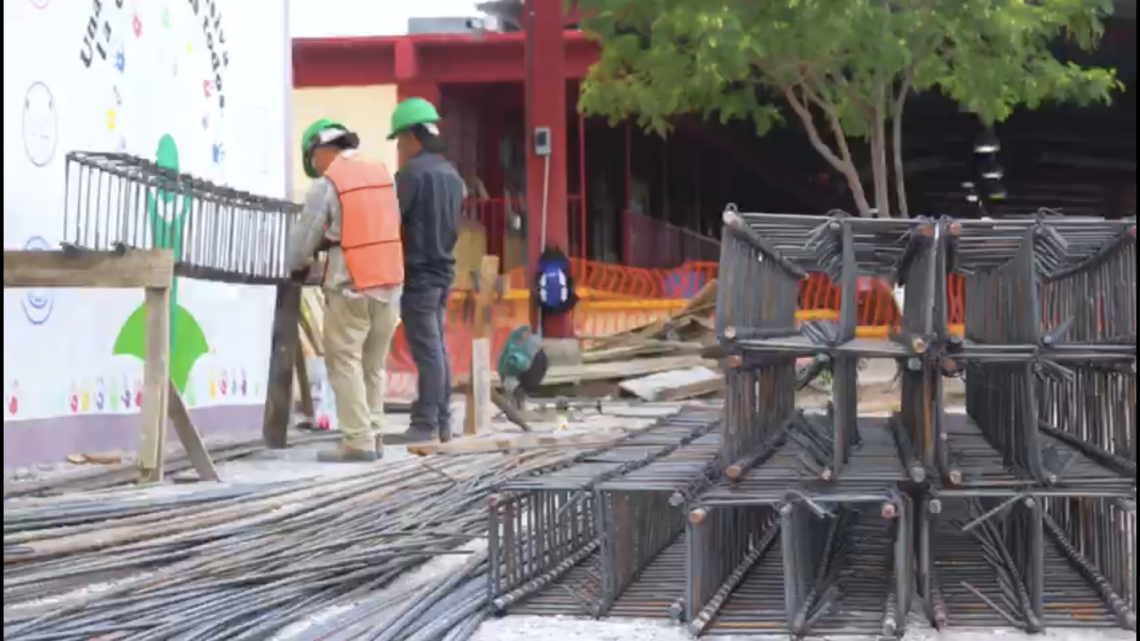 Agradecen madres de familia construcción de aulas escolares en Jarachina Sur