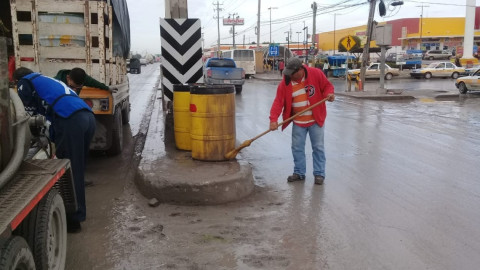 Lavan trabajadores municipales señales de tráfico 