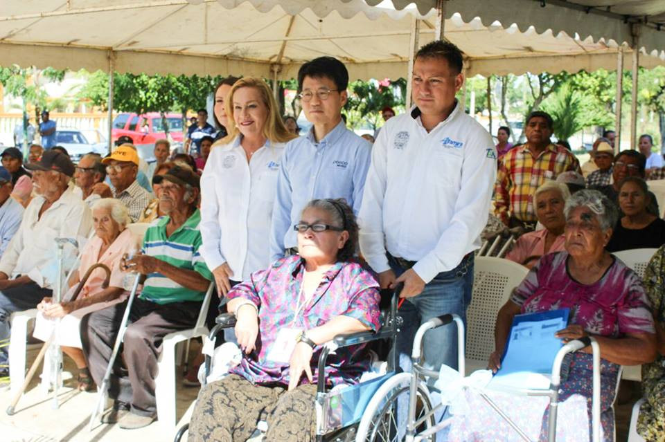 Entregan aparatos funcionales a mayores