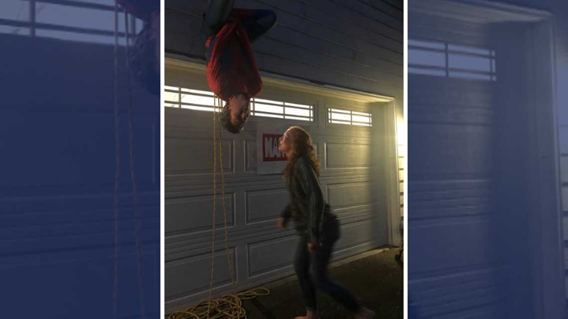 La invitación arácnida más original para un baile de graduación