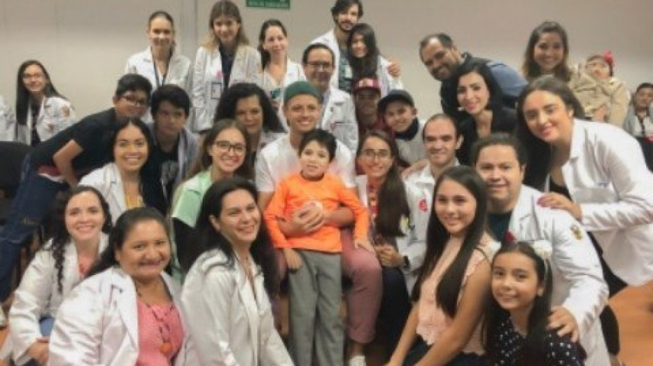 Chicharito Hernández visita a niño en el Hospital Civil de Guadalajara