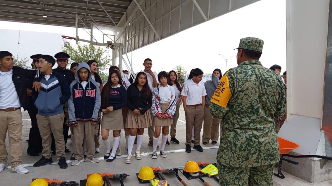 Ejército realiza jornada informativa con estudiantes de preparatoria