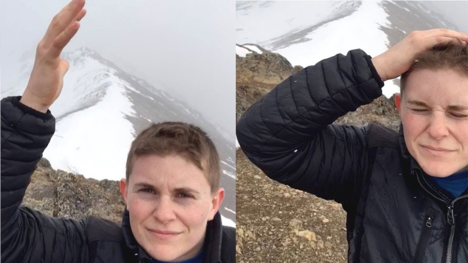 Joven genera extraño sonido al acercar su mano a su cabeza