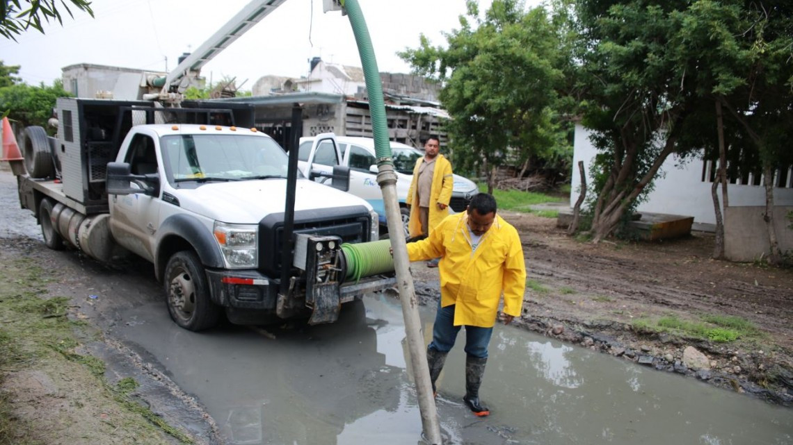 Entregan beneficios a familias de La Esperanza