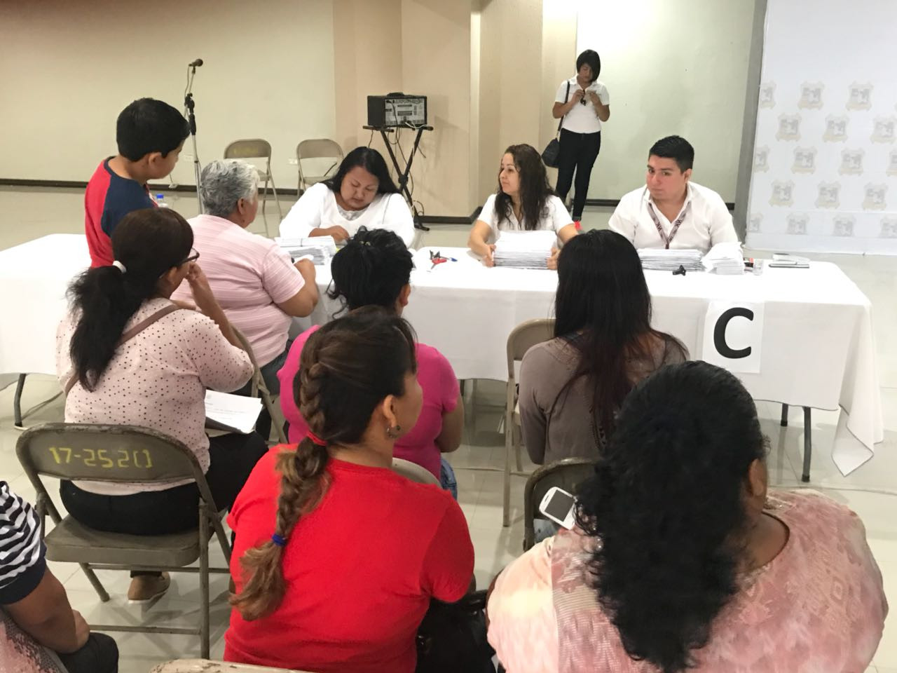 Realizan con éxito la entrega de tarjetas bancarias a estudiantes