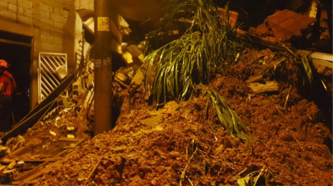 Cuatro niños sepultados por alud de tierra en Sao Paulo