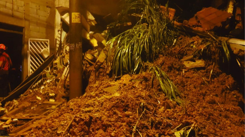 Cuatro niños sepultados por alud de tierra en Sao Paulo