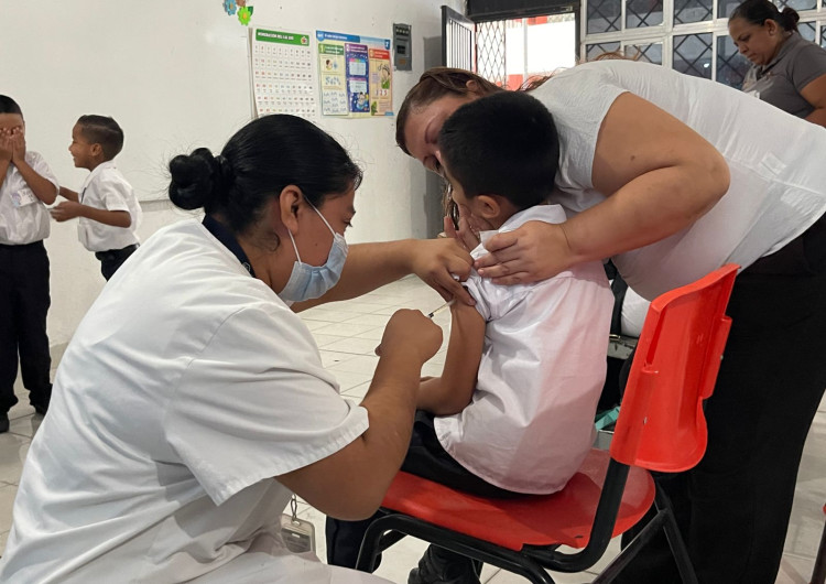 Aplica ISSSTE vacunas para proteger a niños contra enfermedades