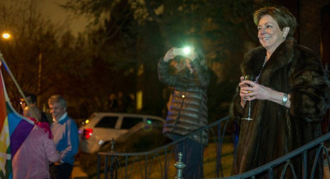 Vecina de Ivanka durante protesta sale de su casa vestida con abrigo y bebiendo vino