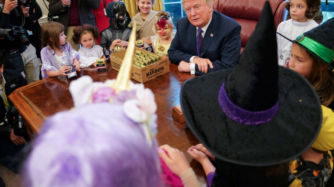 Trump reparte dulces y arremete contra la prensa