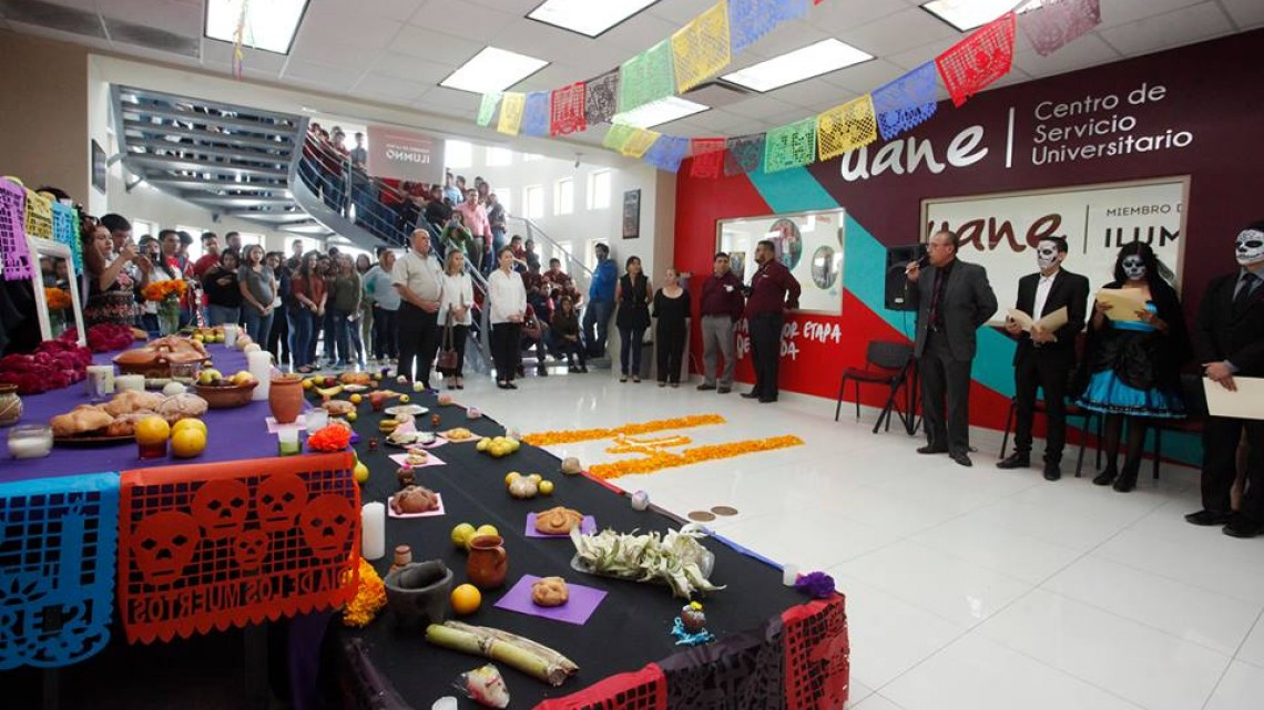 Pdta. del DIF realiza recorrido de altares