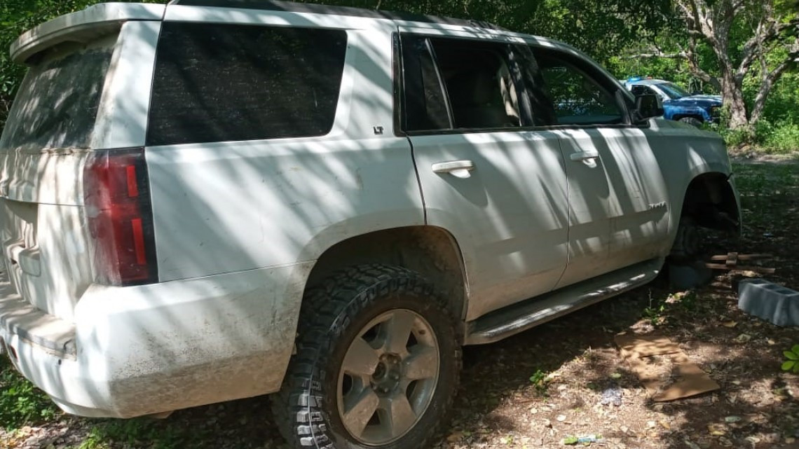 Policía Estatal aseguró 24 paquetes de diferentes tamaños que contienen marihuana, además de confiscar dos camionetas