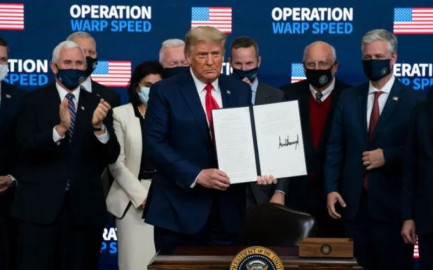 Firma Trump decreto para “priorizar” vacunas contra COVID-19 para estadounidenses