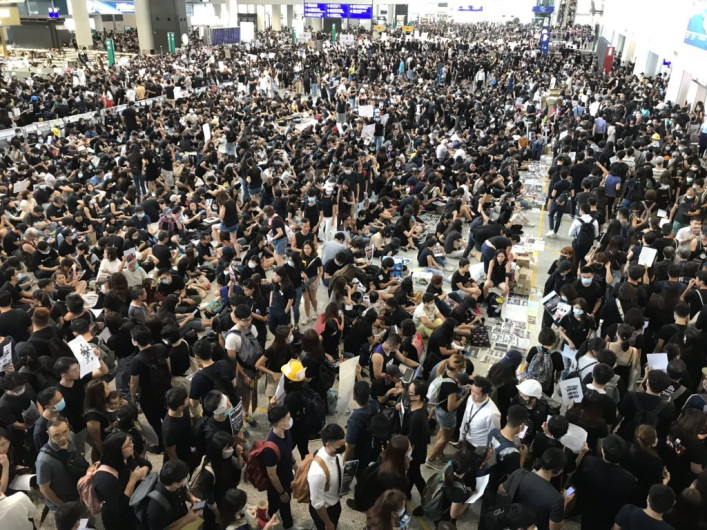 Cancelan todos los vuelos en Hong Kong por protestas