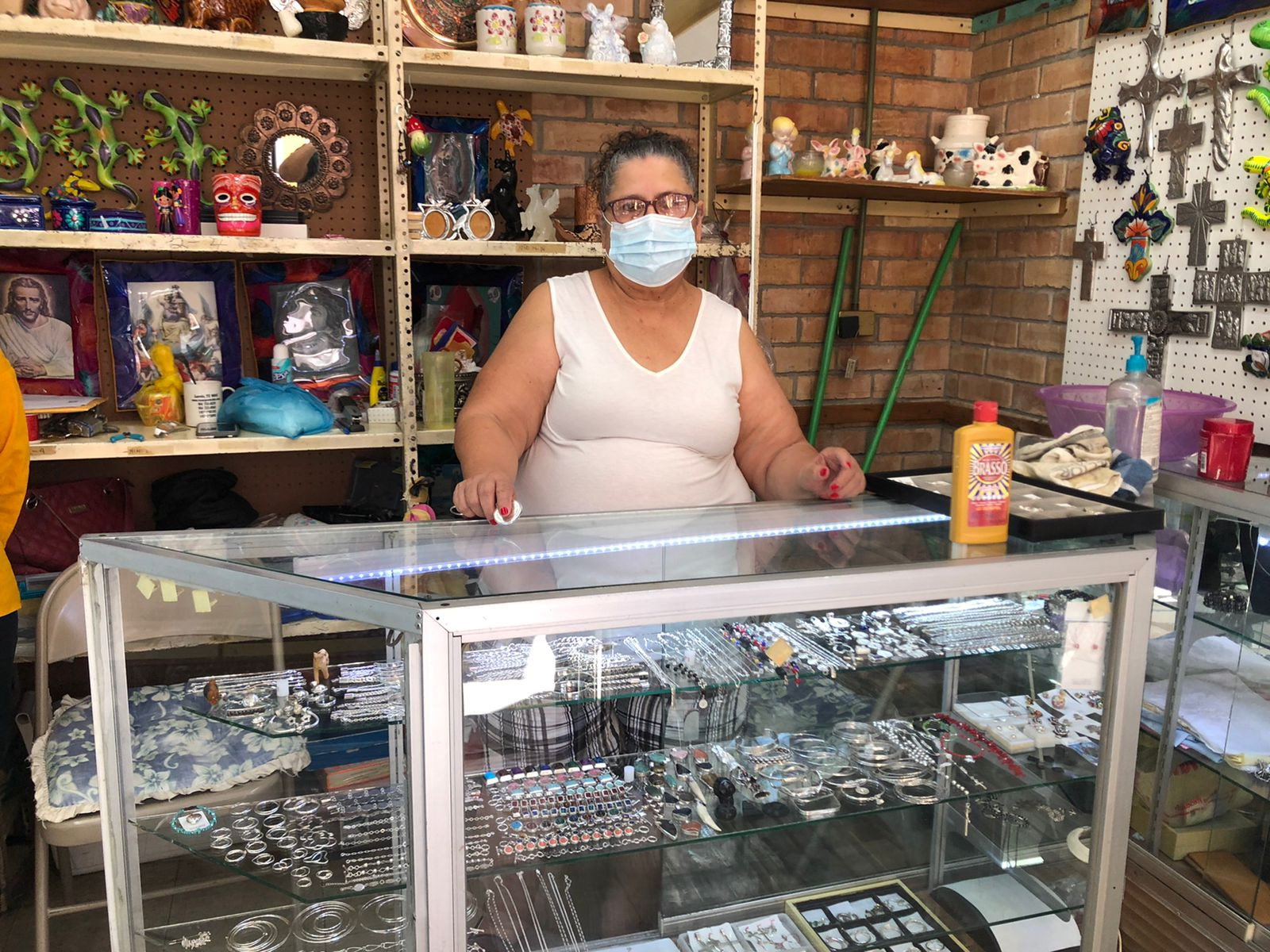 Sin ventas, agonizan artesanos del mercado Maclovio Herrera en Nuevo Laredo 