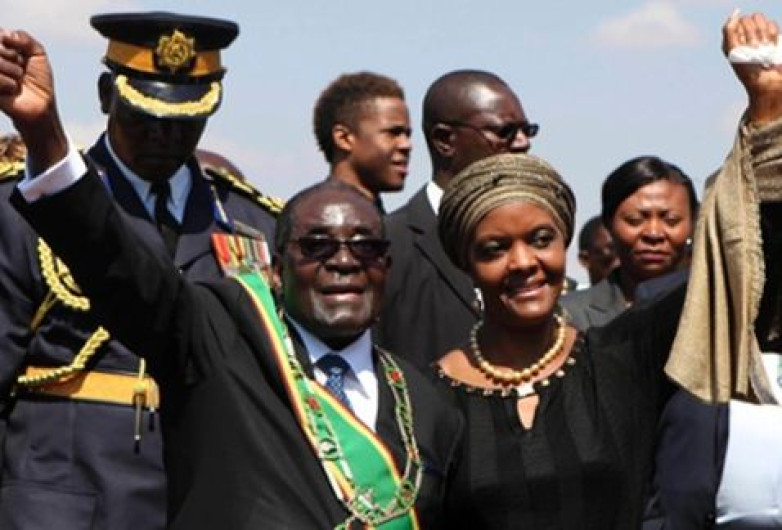 Mugabe renuncia tras 37 años al poder
