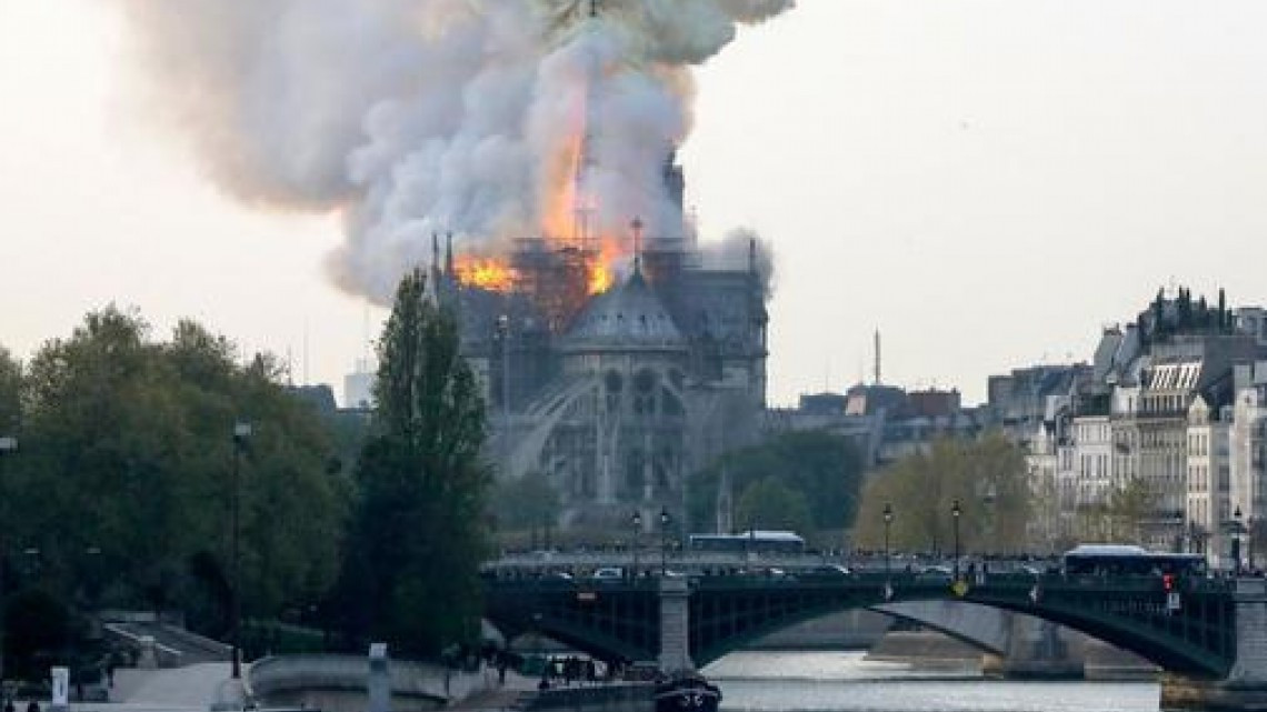 Catedral de Notre Dame se incendia