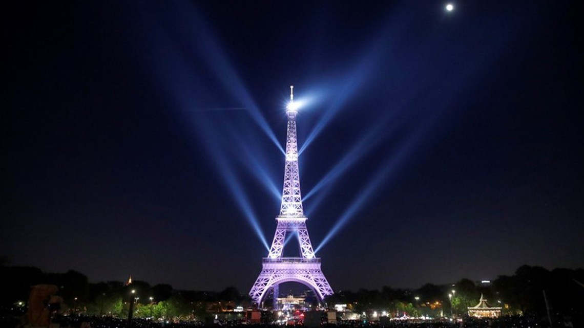 La Torre Eiffel se vistió de gala para celebrar su 130 cumpleaños