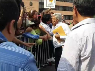 AMLO recibe el "peje beso" de una seguidora