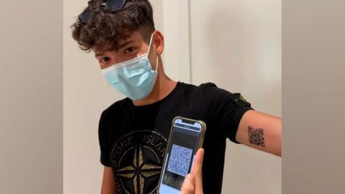 Joven se tatúa el código QR de su certificado de vacunación contra COVID-19