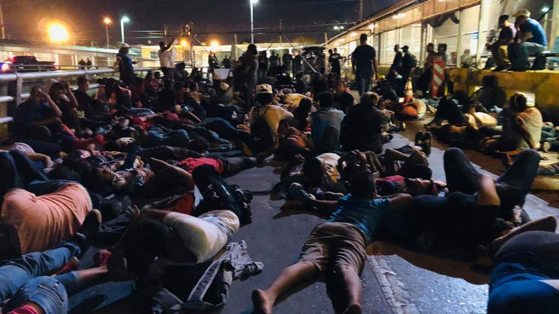Cientos de migrantes obligan el cierre total del "Puente Nuevo" en Matamoros