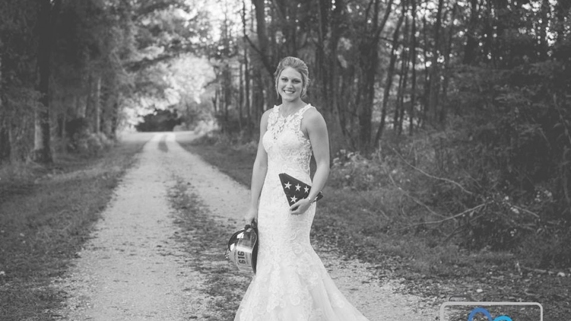 ¡Hermoso detalle! Mujer recuerda a su prometido muerto con sesión de fotos