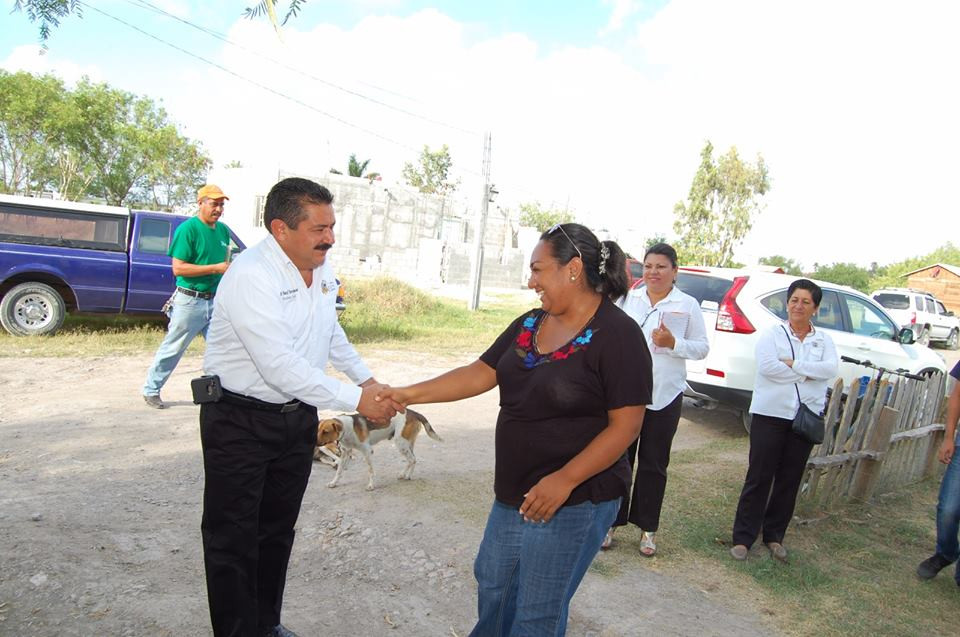 Alcalde visita a vecinos de colonia Humberto Treviño