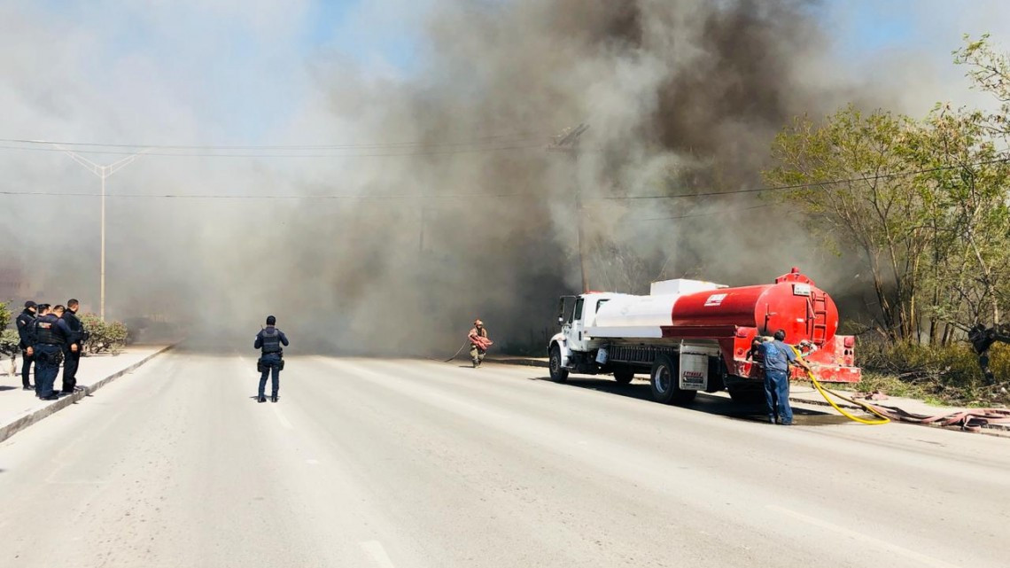 Cierran la Pedro Cárdenas por incendio de zacatal