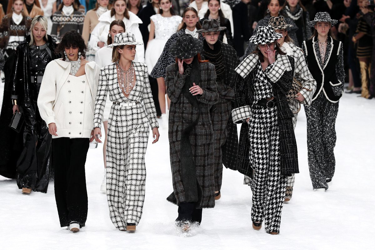 Chanel rinde homenaje a Karl Lagerfeld en su desfile