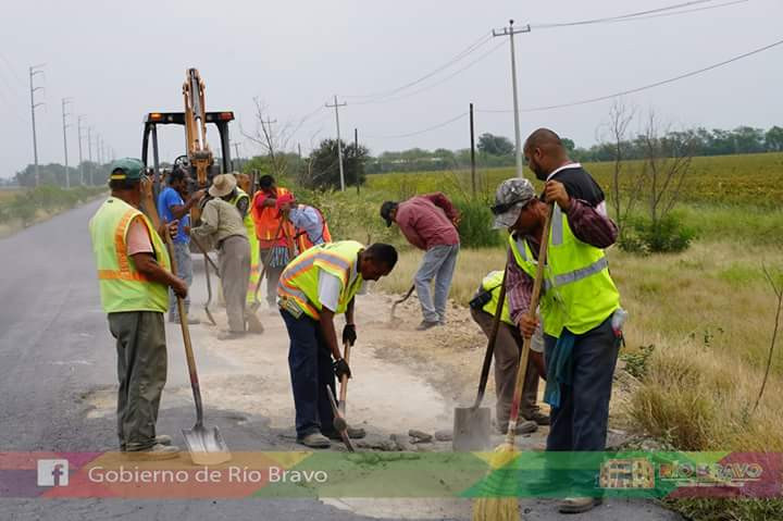Realizan trabajos de bacheo en Río Bravo