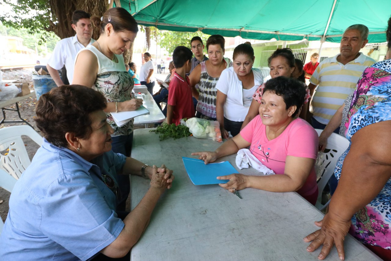 Beneficia Ayuntamiento a cientos de familias con venta de abarrotes a bajo costo
