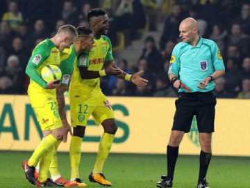 Árbitro es suspendido por patear jugador