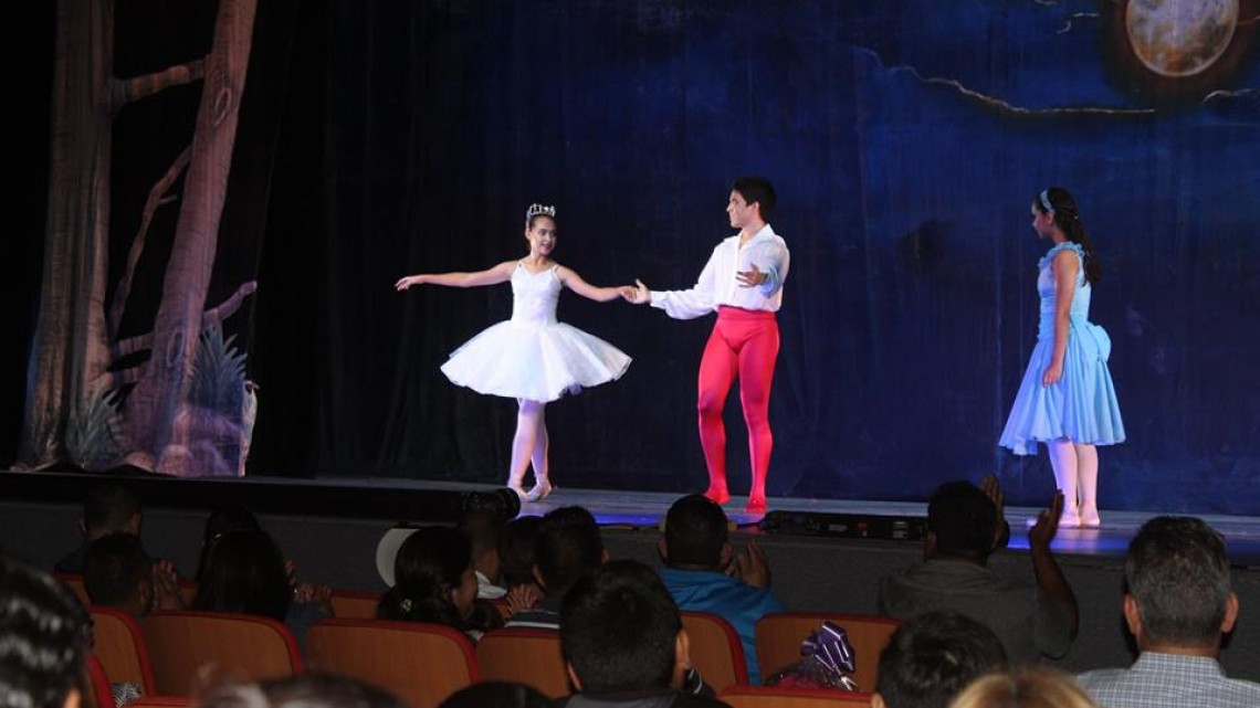 Alcaldesa asiste a presentación del ballet clásico "Alicia en el país de las maravillas"