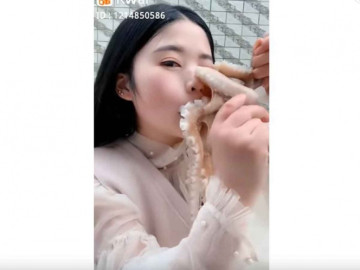 Youtuber fracasa en comerse un pulpo vivo