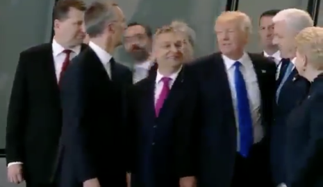 Trump empuja a primer ministro de Montenegro