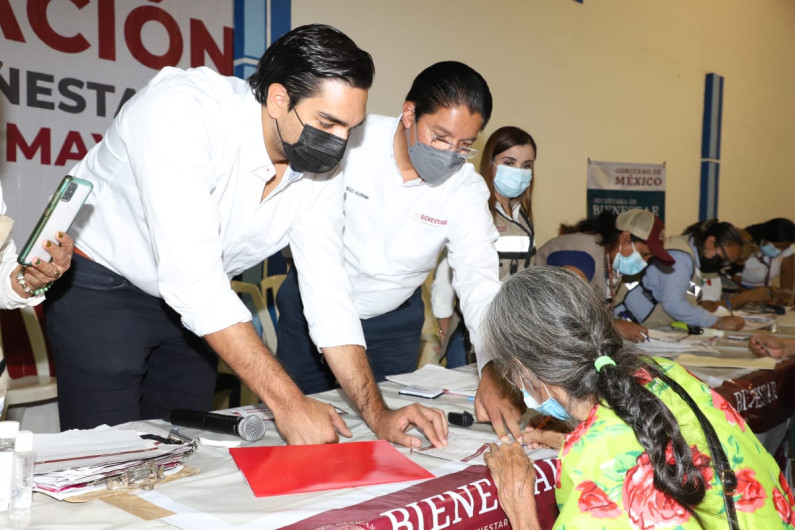 Entregan Alcalde y Delegado del Bienestar tarjetas del adulto Mayor 