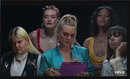 Bitches de Tove Lo en video oficial