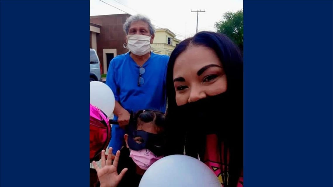 Con ingenio y amor, abuelito reinventa triciclo para caravana de su nieta