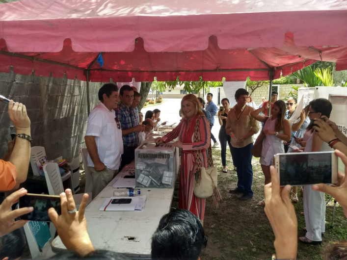 Rosa Muela candidata de Morena a la alcaldía de Tampico acude a votar