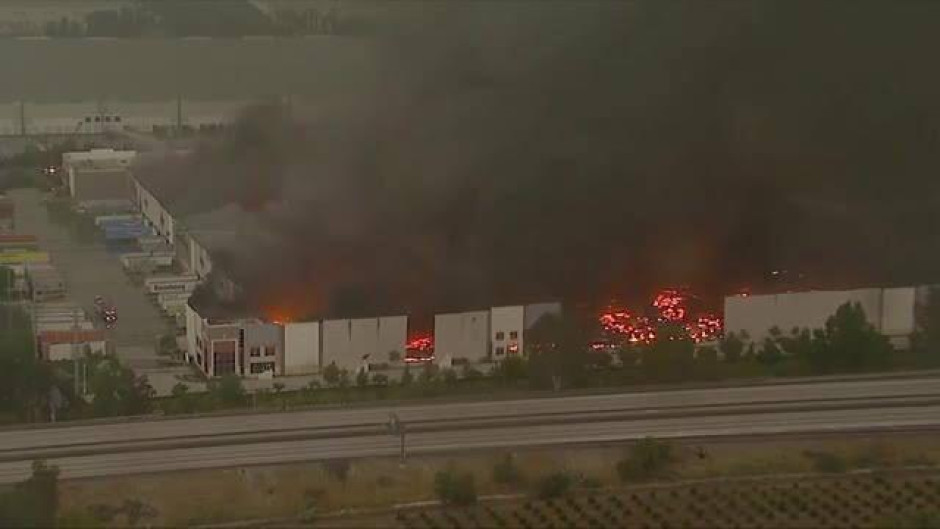 Se incendia centro de distribución de Amazon en California
