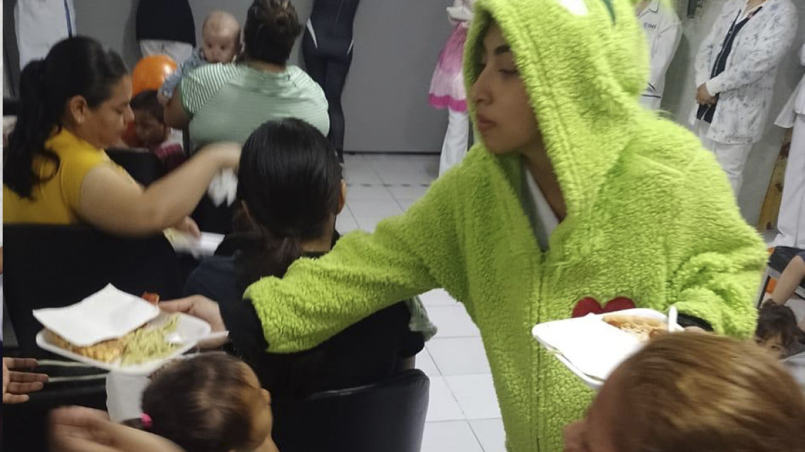 Personal de Salud celebra a niños y niñas en sala de espera
