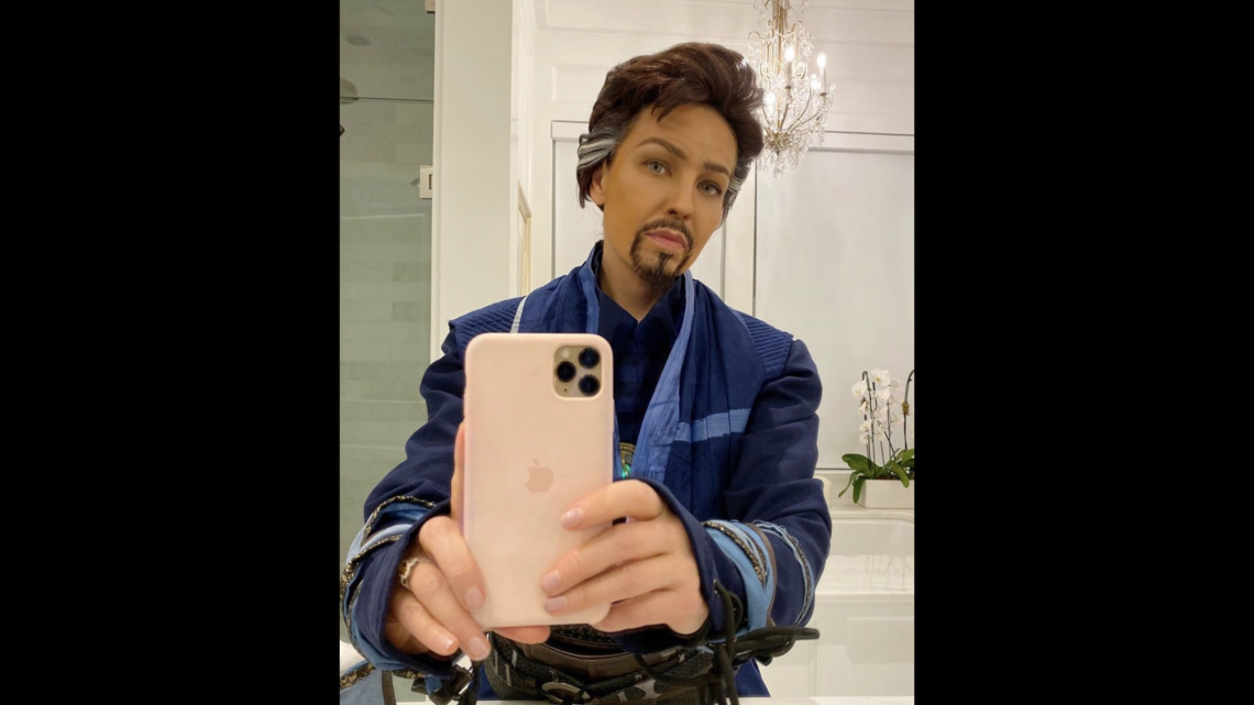 Thalía se disfraza del Dr. Strange para Halloween 