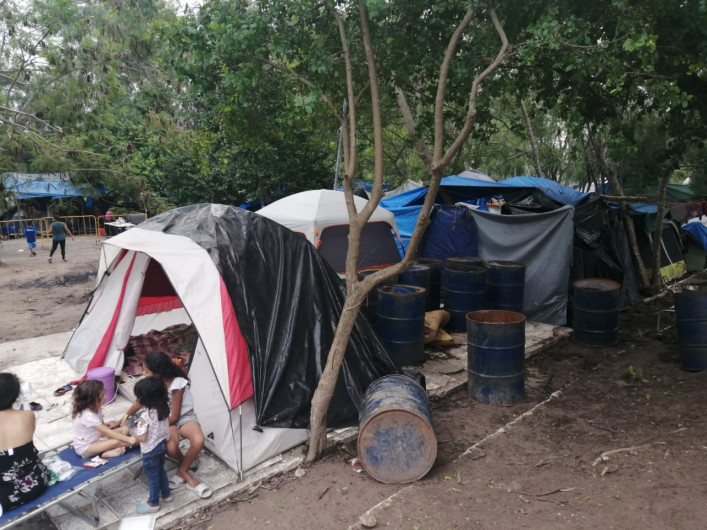 No queremos movernos del campamento porque aquí nos llega la ayuda y comida: Migrantes 