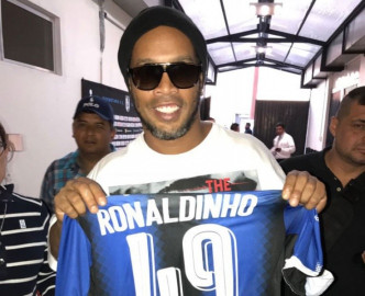 Ronaldinho vuelve a ponerse la del Querétaro
