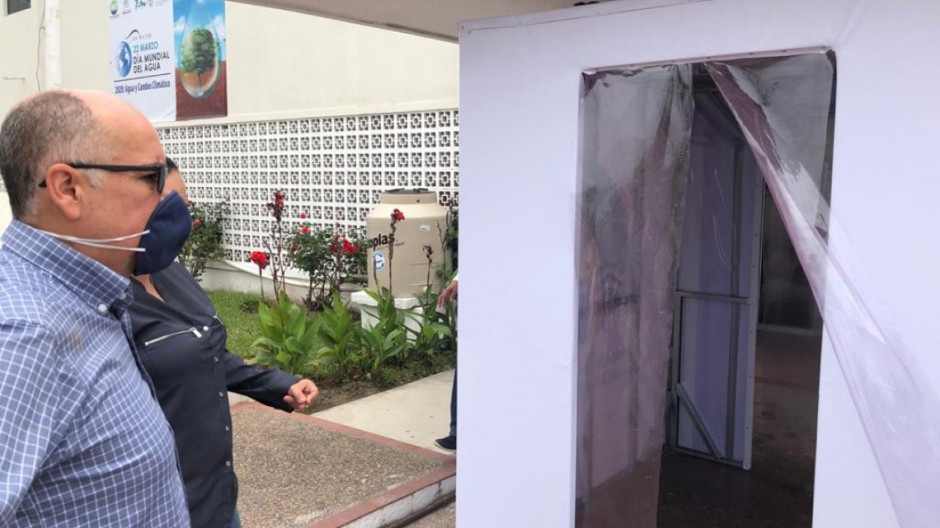 Instala JAD túneles con aspersores para seguridad de usuarios y empleados de la dependencia