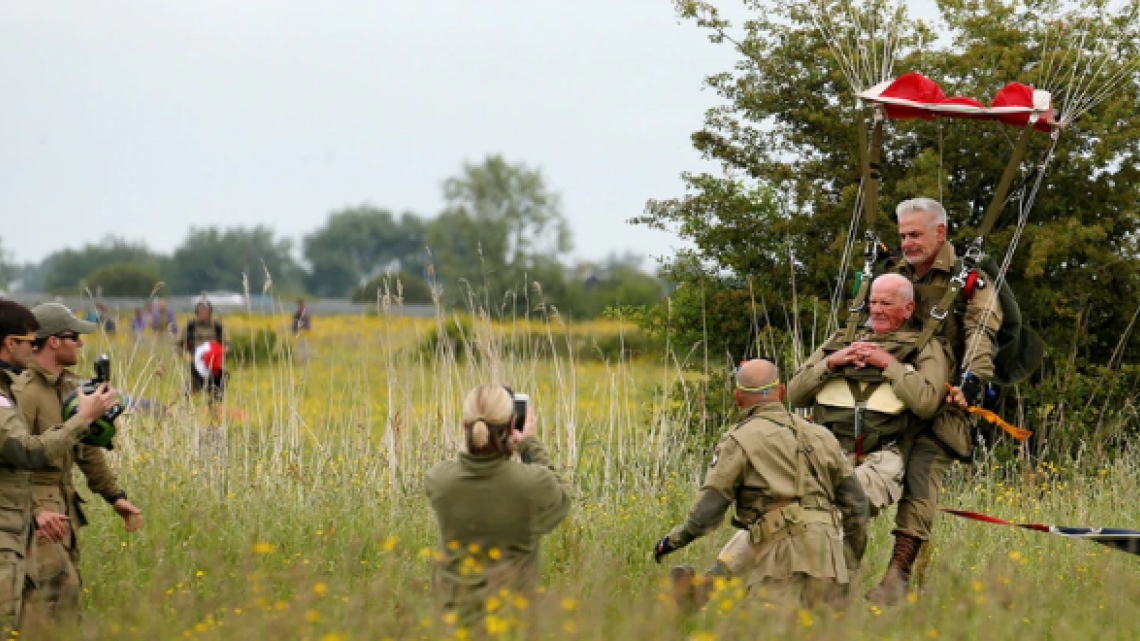 Veterano de 97 años recrea su salto por aniversario del “Día D”