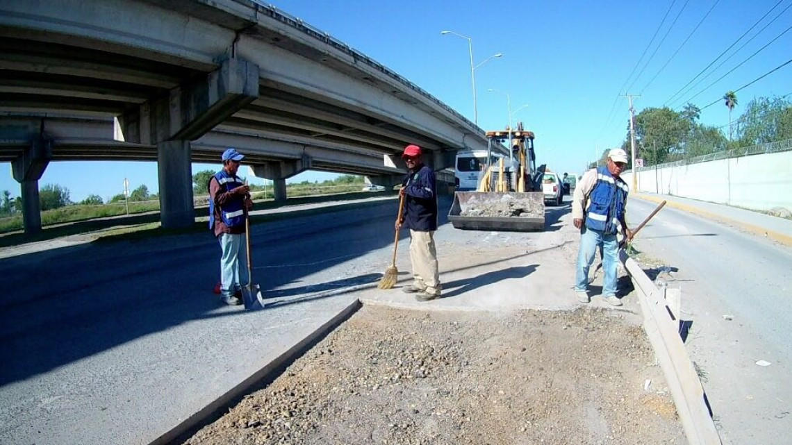 Delimitan cuadrillas municipales espacio para trabajar con seguridad